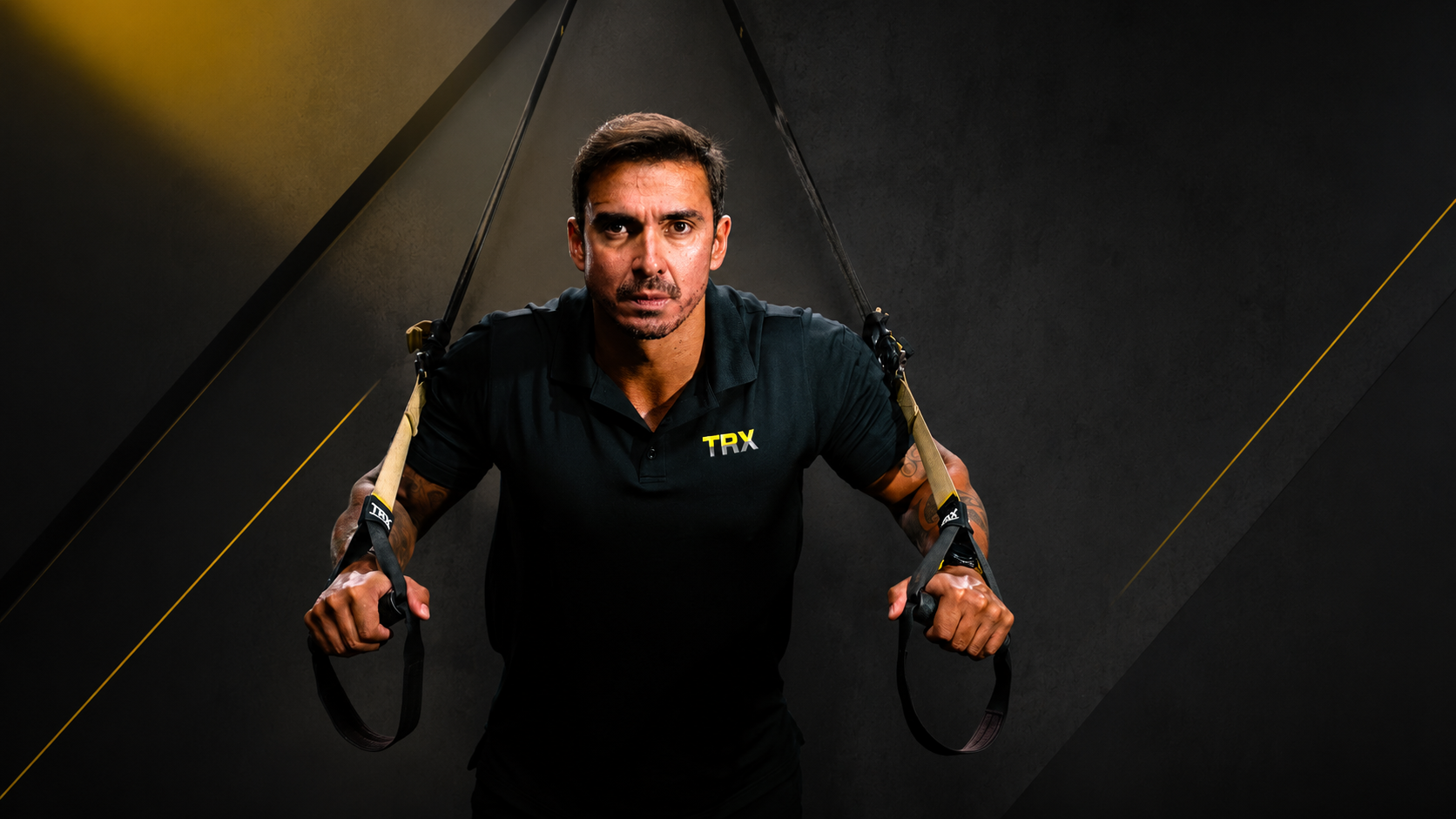 Atleta treinando com TRX